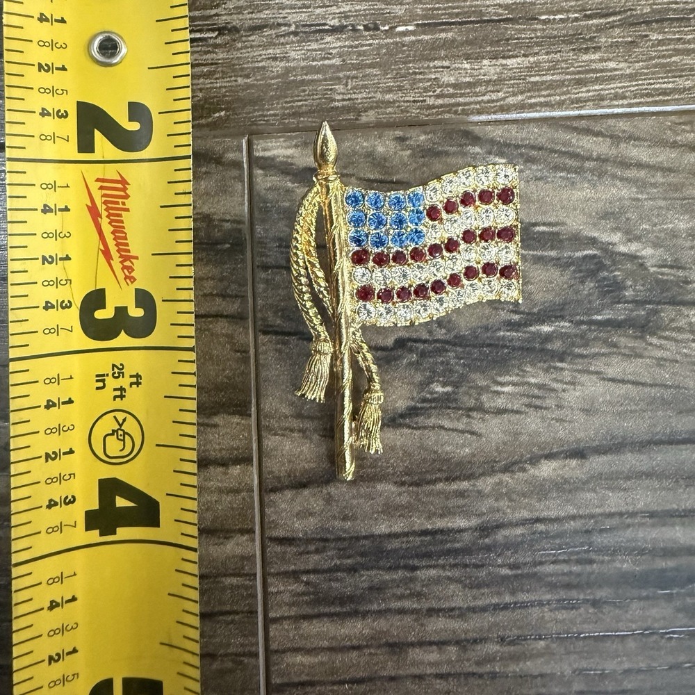 Vintage Signed JJ American Flag Brooch Rhinestone Patriotic USA Pin Gold Tone - Picture 2 of 3